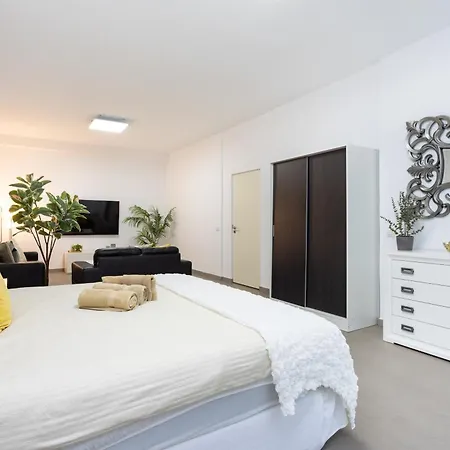 Luxury Bkm In Playa Del Duque アデヘ